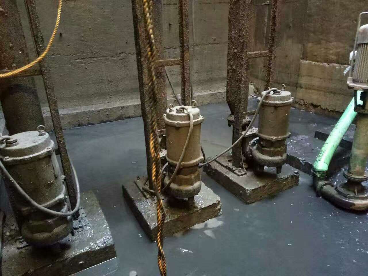 城西污水池清理