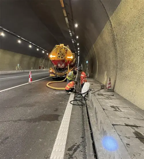 城西隧道排水渠清淤